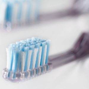cepillo de dientes 300x300 - Todo sobre el cepillado dental de tus hijos.